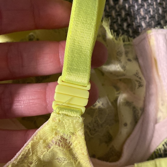 Victoria’s Secret very sexy lace bra 34DD - Picture 6 of 9